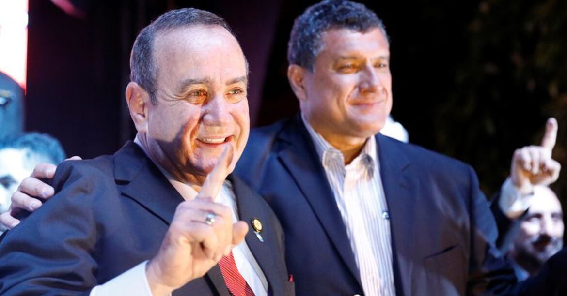 Vicepresidente - de Guatemala le pide al presidente renunciar juntos