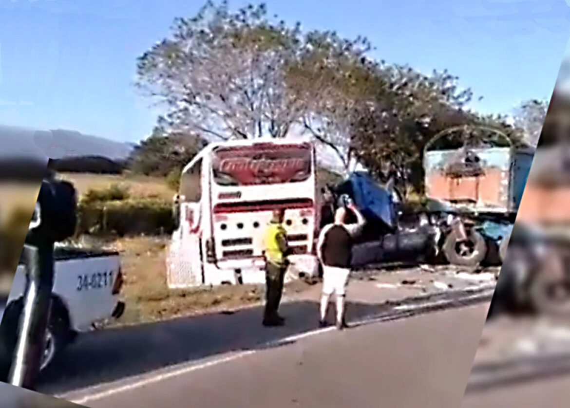 Accidente entre una tracto mula y un bus