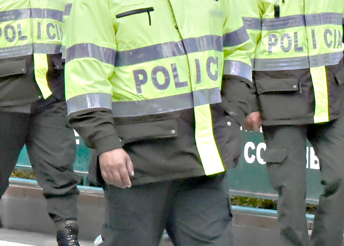 Compra de unos audífonos a dos millones de pesos por parte de la policía nacional Compra de unos audífonos a dos millones