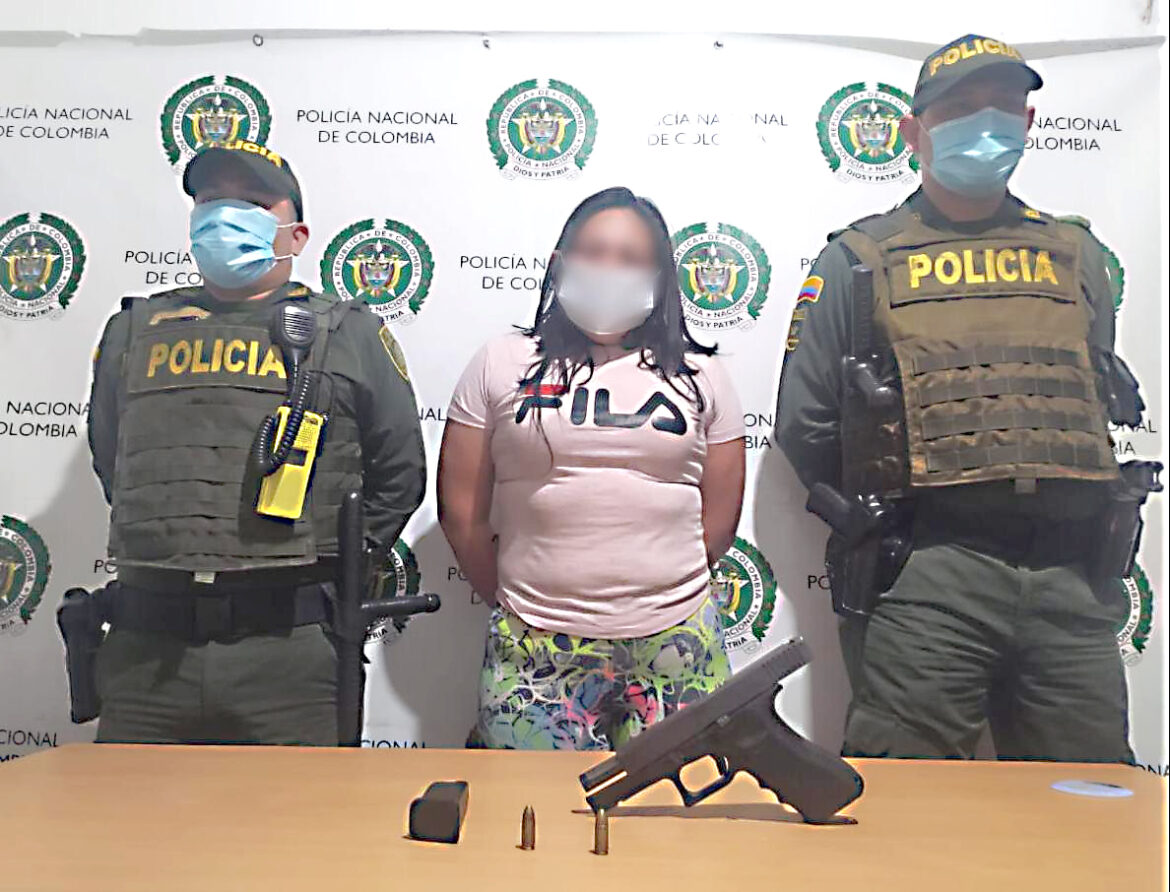 RÁPIDA ACCIÓN POLICIAL FUE CAPTURADA UNA MUJER PORTANDO UN ARMA DE FUEGO RÁPIDA ACCIÓN POLICIAL FUE CAPTURADA UNA MUJER PORTANDO