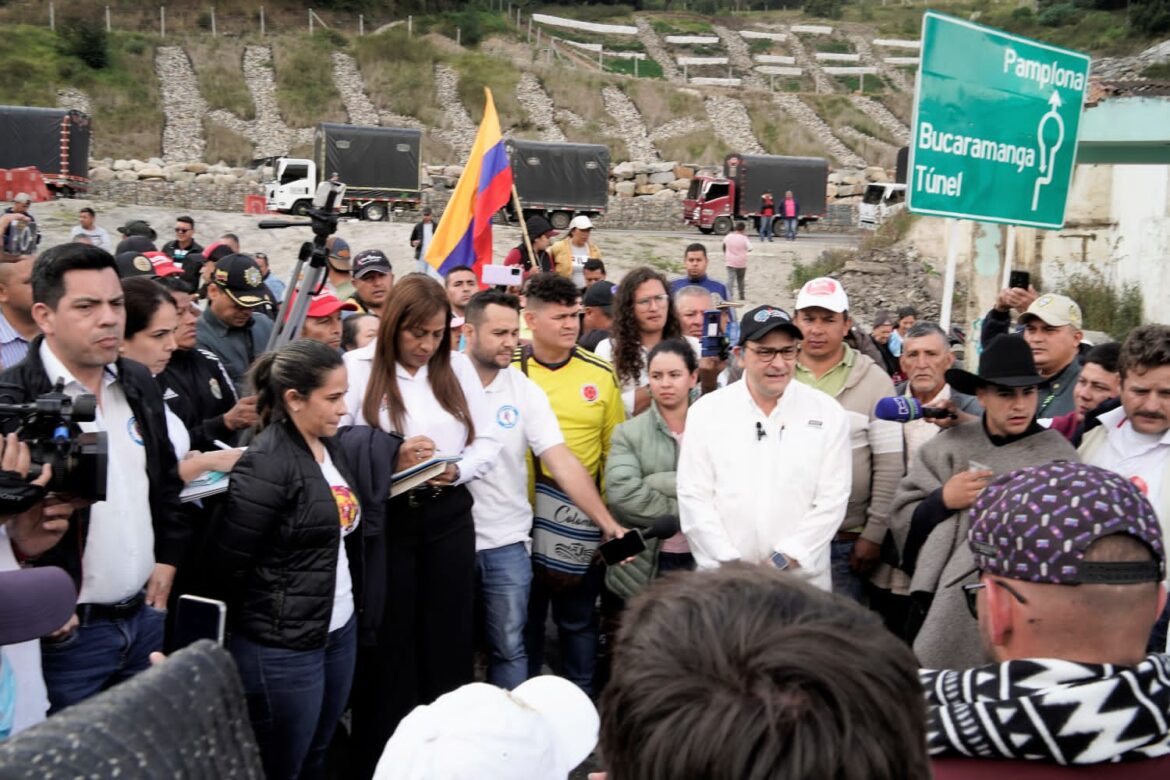 El gobernador de Norte de Santander Silvano Serrano G. logró concertar la reapertura de la vía Cúcuta -Pamplona El gobernador de Norte de Santander