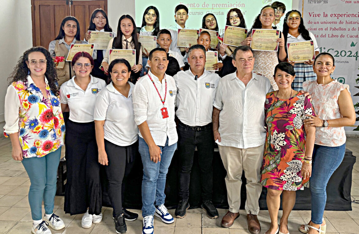Niños , niñas y adolescentes en la culminación de la feria del libro Niños , niñas y adolescentes